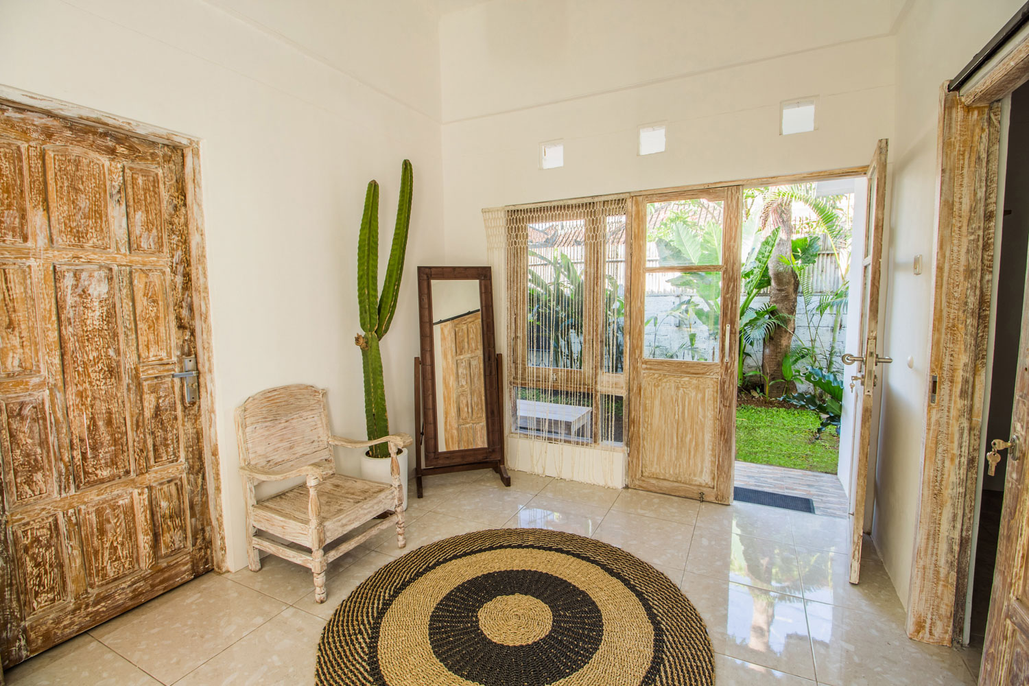 Rustic 2 bedroom homey villa in central Berawa, Canggu with private pool. Short distance to the beach, and convenient access to restaurants and shops